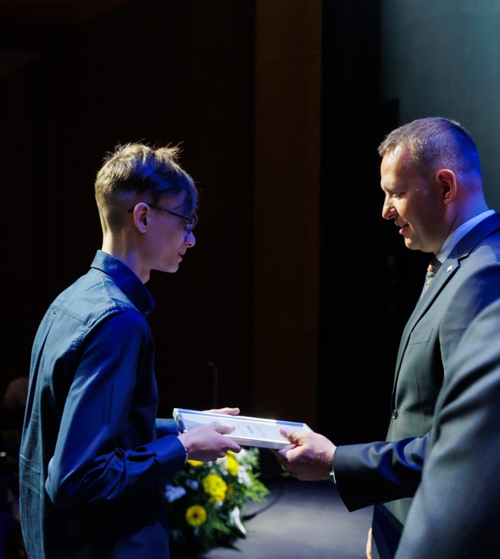 Minister Lauri Läänemets õnnitleb stipendiaati